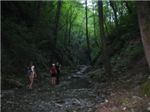Дуська, Наташка и Сашка топают по ущелью с водопадами
