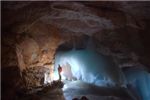 Айсризенвельт - самая большая система ледяных пещер в мире. 42 км в длину, но для туристов только порядка одного.