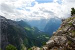 Вид с Орлиного гнезда на Альпы. Неподалеку королевское озеро.