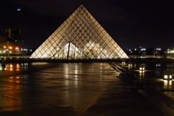 Пирамида у Лувра ночью