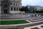 Площадь имени Рене Кассена, одного из авторов Всеобщей декларации прав человека, нобелевский лауреат. 