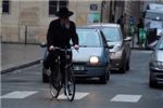 Местный раввин, спешащий с утра на службу. Судя по карте, в этом районе Парижа аж три синагоги.