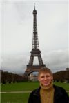 Илья на фоне Эйфелевой башни.