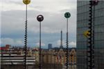 Вдалеке стоит Эйфелева башня, а рядом с ней (слева) - небоскреб Монпарнас. Вид из Дефанса.
