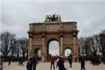 Триумфальная арка рядом с Лувром. Построена в 1806-1808 годах в память о победах армии Наполеона в 1805 году. Построена по образу триумфальной арки Септимия Севера.