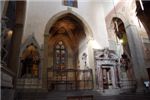 По бокам множество капелл и захоронения самых прославленных Флорентийцев, в пол же вмонтированы остальные могилы...