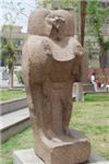 Статуя у музея в Каире
