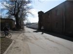 Вдоль стены Николо-Угрешского монастыря на велосипедах
