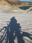 Моя тень на белоснежном песке Дзержинского карьера
