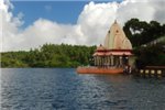 По периметру озера расположены храмы различных божеств индуизма.