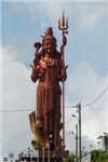 Статуя Шивы находится при въезде в храмовый комплекс.