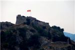 Которская крепость с флагом Черногории.