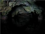 После узкого прохода пещера приводит к колодцу, выходящему на поверхность.