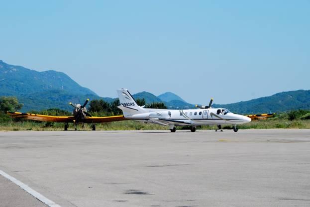Аэропорт Тиват. Самолеты на взлетно-посадочной полосе