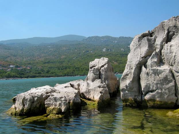 Скалистый остров в Скадарском озере