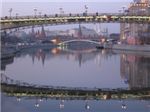 Кремель и мост через Москва-реку
