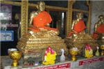 Здесь оставляют свои просьбы в письменном виде на статуях Будды
