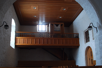 Маленький орган, лестница к которому закрыта
