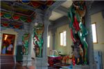 Колонны индуистского храма украшены слонами невиданного вида.