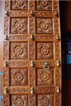 Дверь с колокольчиками при входе в индуистский храм в Виктории.