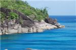 В июле океан в этой части острова Маэ спокоен, но белесые скалы хранят на себе следы мощных волн.