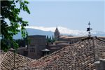 И вот из-за крыш домов показалась Альгамбра и снежные вершины