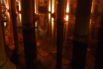 Отражение в воде сводчатого потолка Базилики